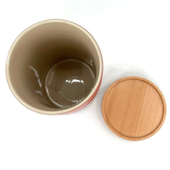 Le creuset Signature Cerise 14 cm Storage Canister Large Jar with wooden lid. - Picture 3 of 7